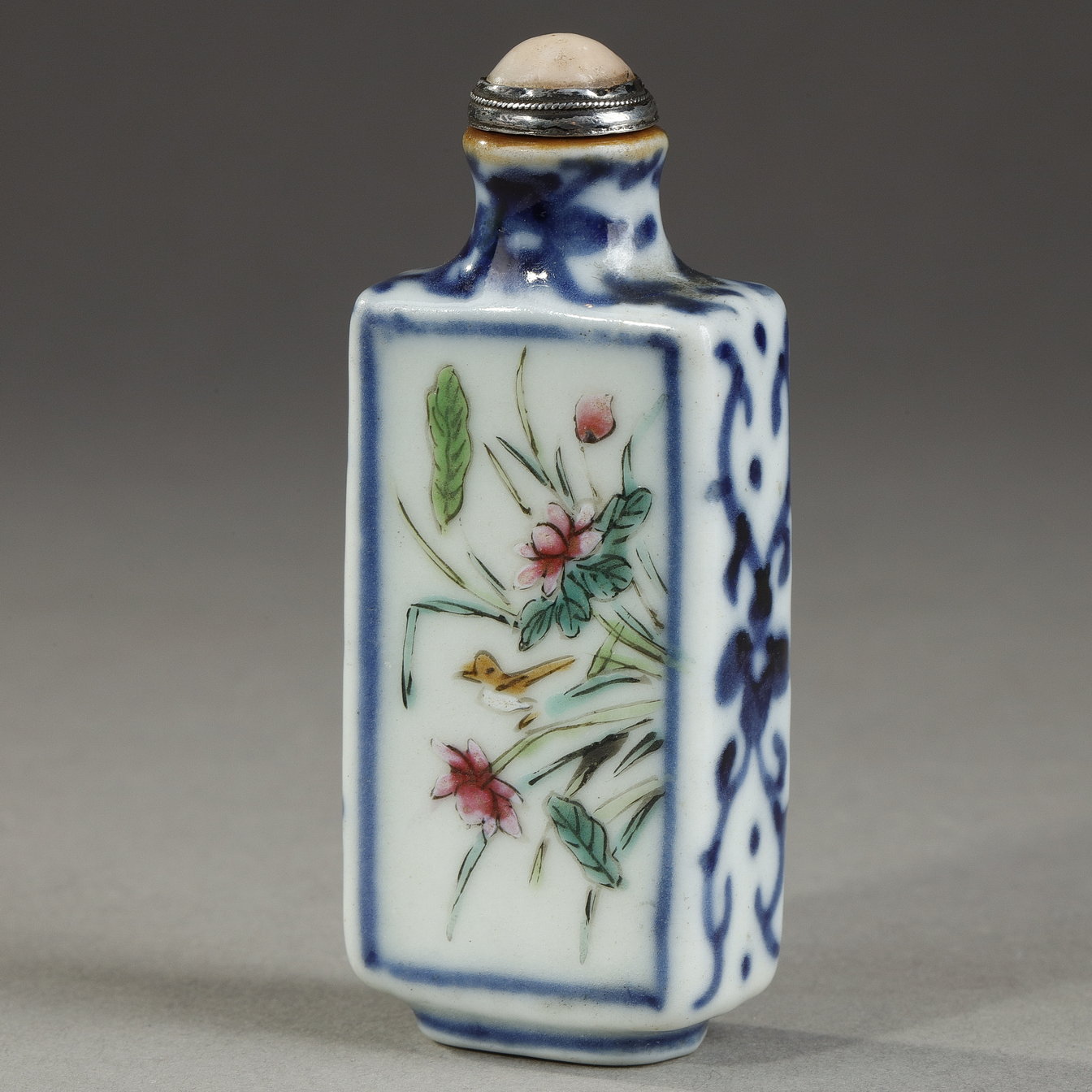 Chinese polychrome and underglaze blue porcelain snuff bottle of rectangular shape decorated with flowers and bird - China 1800/183O